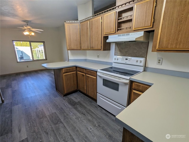 kitchen with dark hardwood / wood-style floors, ceiling fan, white electric stove, and kitchen peninsula