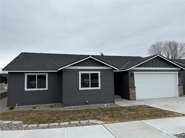 view of front facade featuring a garage