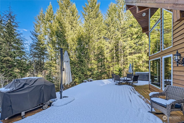 view of yard featuring a jacuzzi