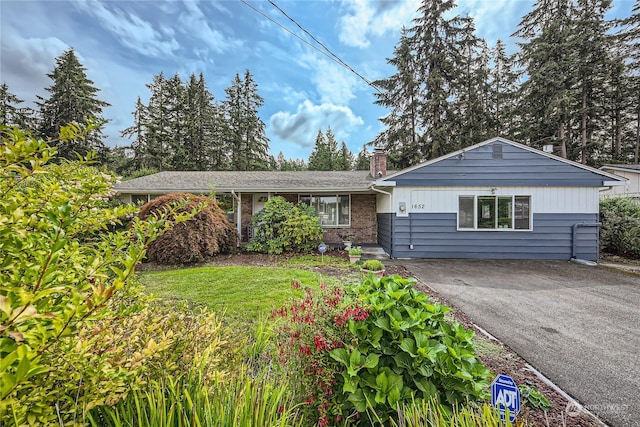 single story home featuring a front yard