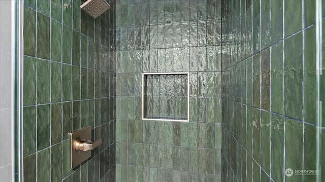 bathroom featuring a tile shower