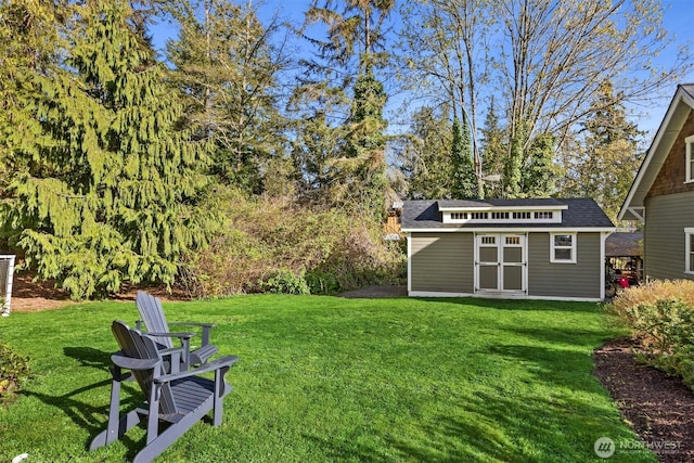 view of yard featuring an outdoor structure