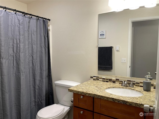 bathroom with tasteful backsplash, vanity, toilet, and a shower with curtain