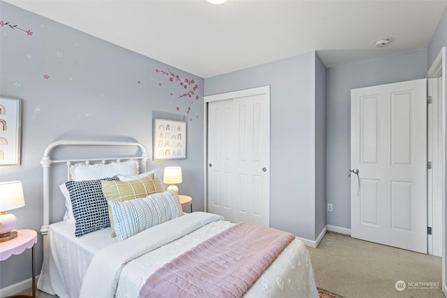 bedroom featuring carpet flooring and a closet