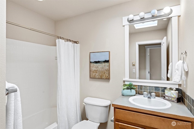 full bathroom featuring shower / bath combination with curtain, vanity, toilet, and backsplash