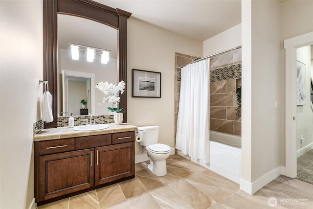 bathroom featuring toilet, vanity, baseboards, decorative backsplash, and shower / tub combo with curtain