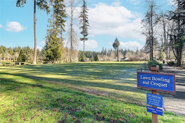 view of property's community featuring a yard