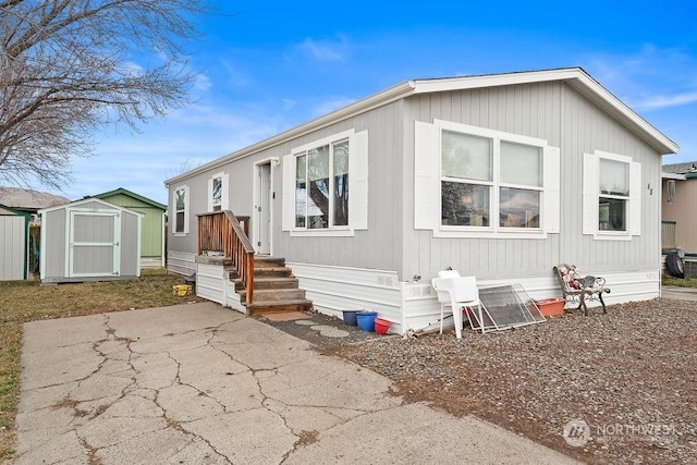 view of front of property featuring a storage shed