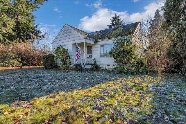 view of front of property featuring a front yard