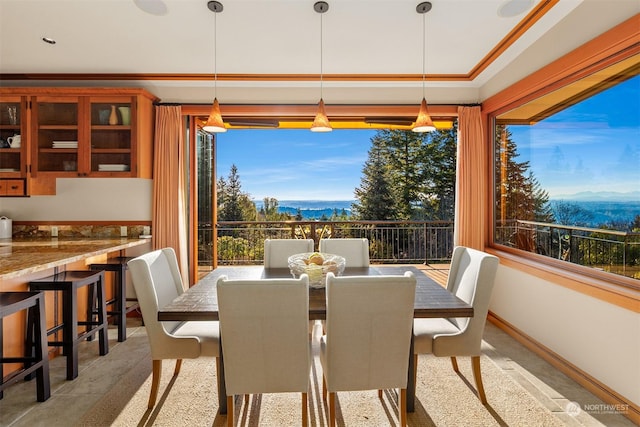 dining area with ornamental molding