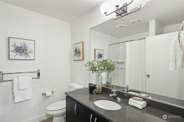 bathroom featuring a shower with curtain, vanity, and toilet