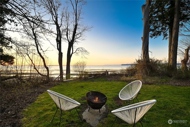 view of yard featuring a water view