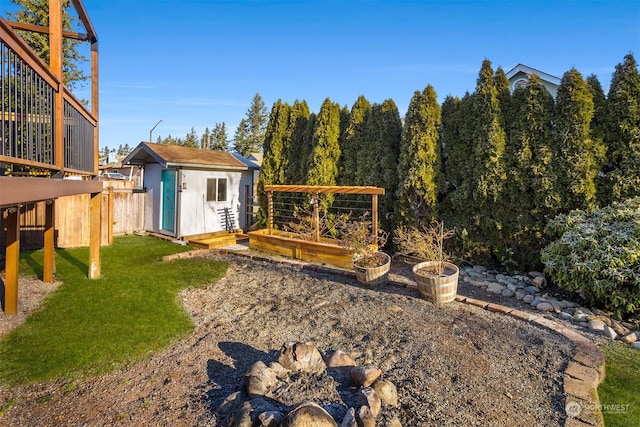 view of yard featuring a shed