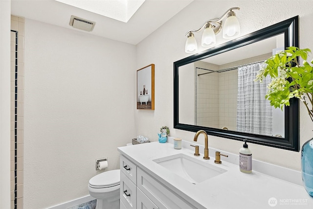 full bathroom featuring vanity, visible vents, a skylight, curtained shower, and toilet