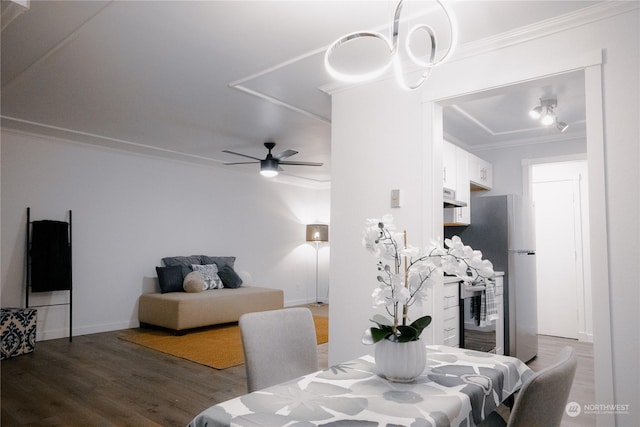 dining area featuring hardwood / wood-style flooring, ornamental molding, and ceiling fan