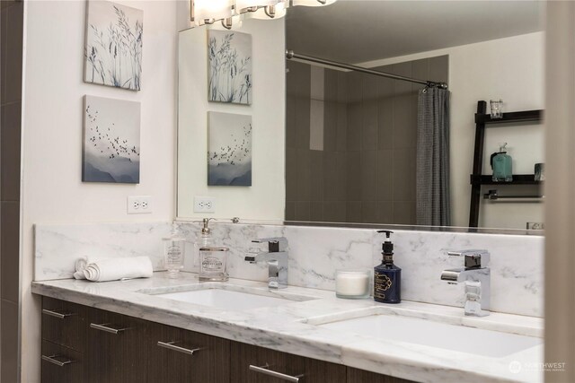 bathroom featuring a shower with curtain, vanity, and decorative backsplash