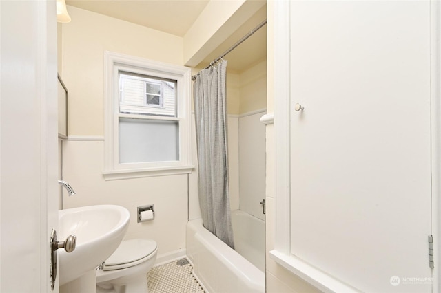 bathroom with shower / bathtub combination with curtain, tile patterned floors, and toilet