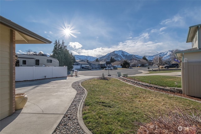 view of yard with a mountain view