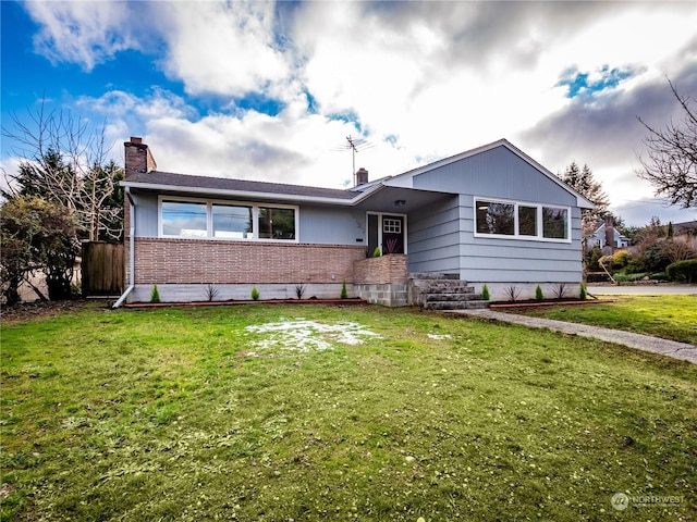 single story home with a front lawn