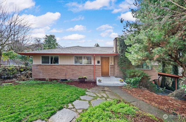 view of front of property featuring a front lawn