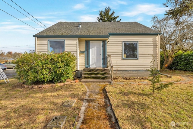 bungalow featuring a front yard