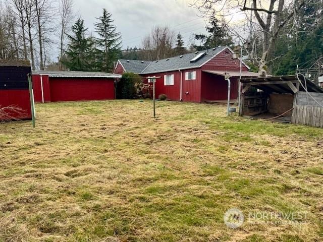 view of yard featuring a shed