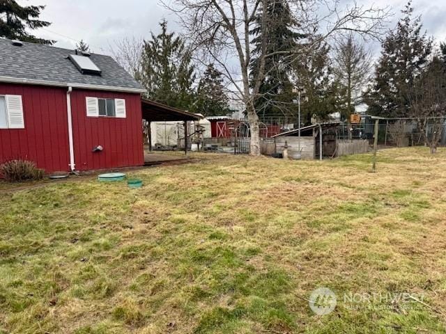 view of yard with an outbuilding