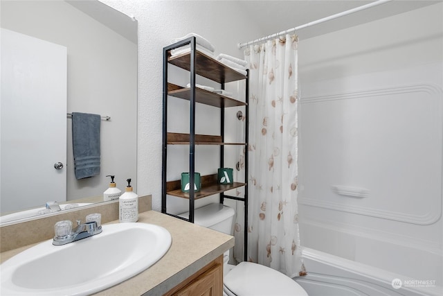 full bathroom featuring shower / tub combo with curtain, vanity, and toilet