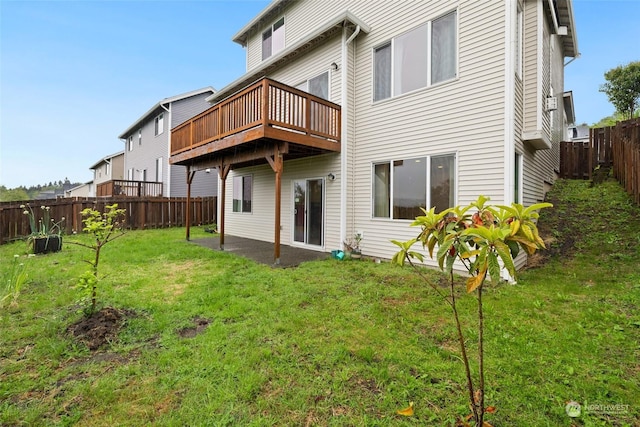 20411 90th Pl S, Kent, WA 98031 - rear view of property featuring a wooden deck and a lawn