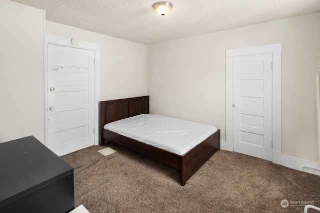 bedroom with carpet flooring and a textured ceiling