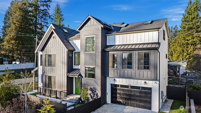 view of front facade featuring a garage