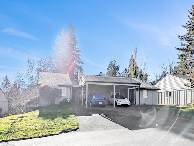 view of front of home featuring a carport and a front yard