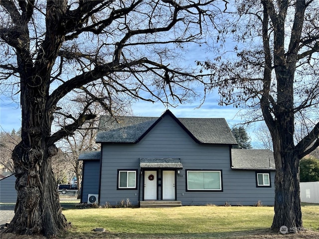 view of front of property with a front yard