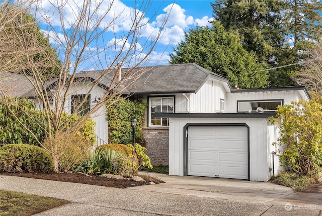 view of front facade featuring a garage