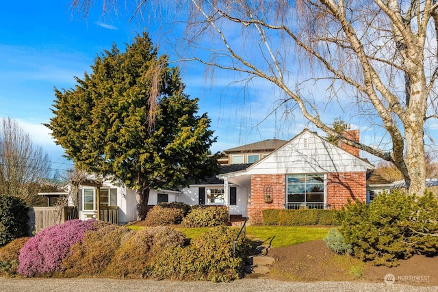 view of front of home featuring a front yard