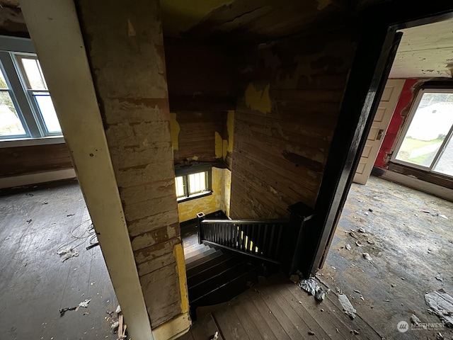 1223E 2nd St, Aberdeen, WA 98520 - view of staircase