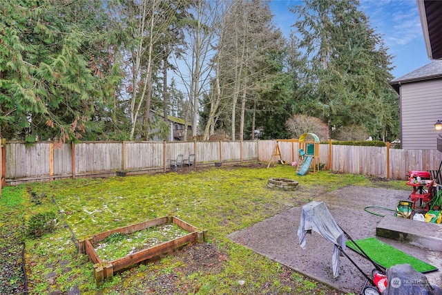 view of yard featuring a fire pit