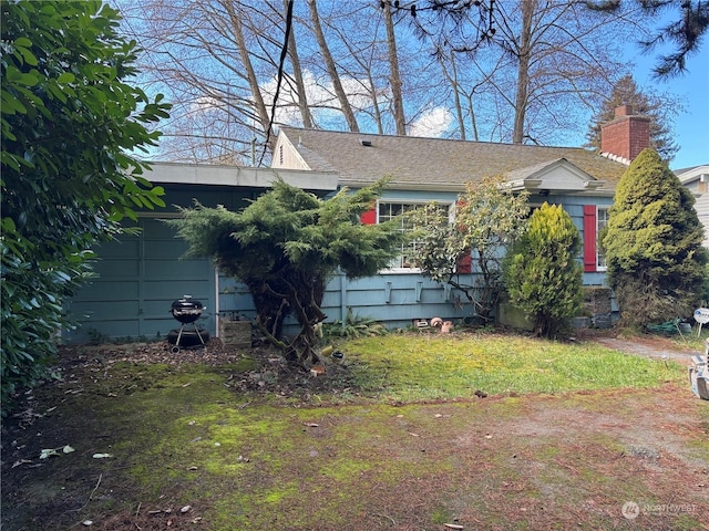 view of front facade featuring a front yard