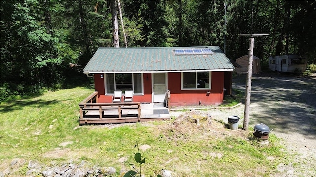 view of front of property featuring a front yard