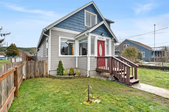 bungalow featuring a front lawn