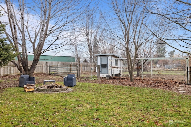 view of yard with an outbuilding