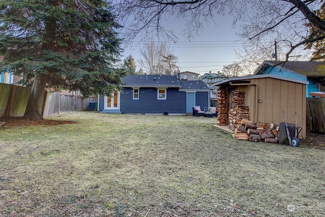 view of yard with an outdoor structure