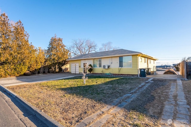 ranch-style home featuring a front lawn