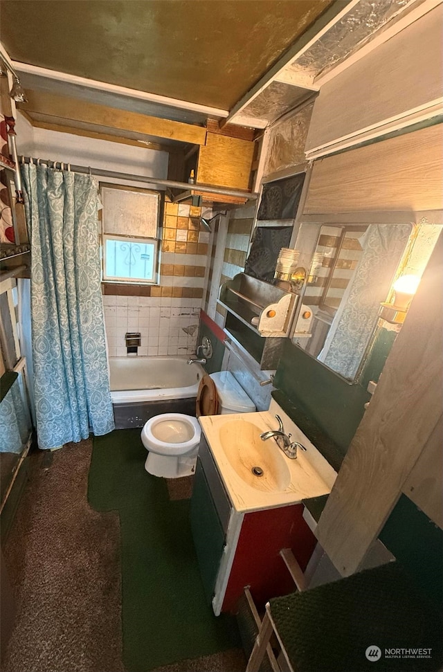 full bathroom with shower / tub combo with curtain, vanity, and toilet