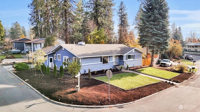 view of front of property featuring a front yard