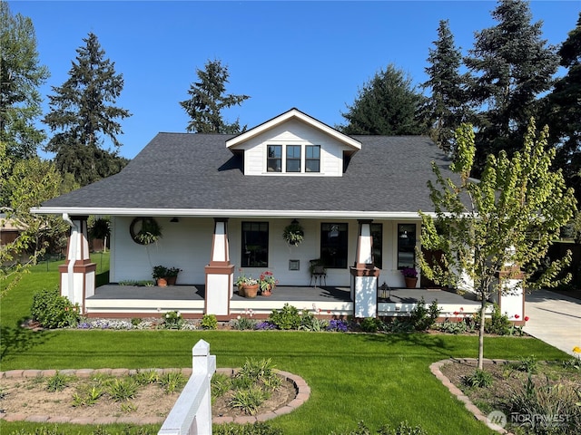 1638 N 2nd Ave, Kelso, WA 98626 - bungalow-style home with roof with shingles, a front yard, and covered porch