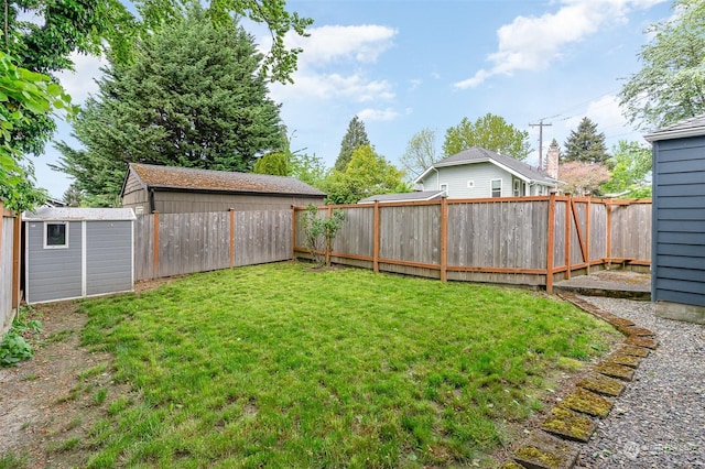 view of yard featuring a shed