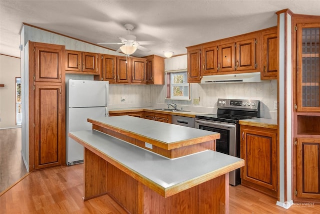 kitchen with stainless steel appliances, a center island, light hardwood / wood-style floors, and a breakfast bar area