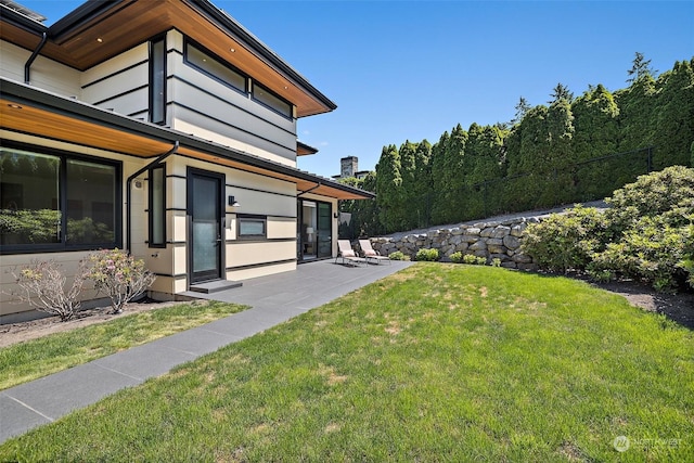 view of yard featuring a patio area