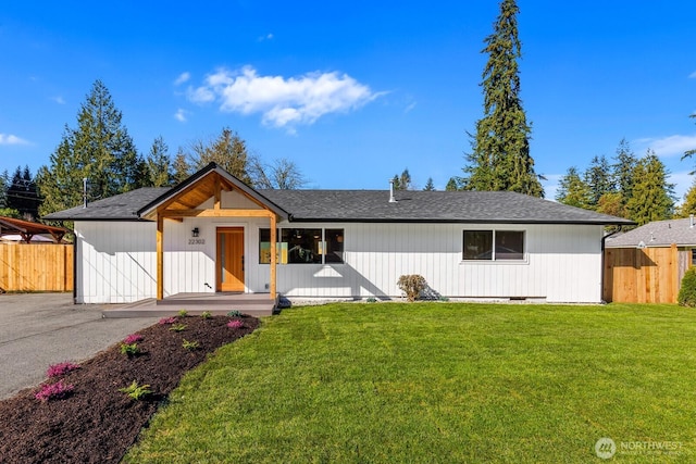 view of front facade with a front yard and fence